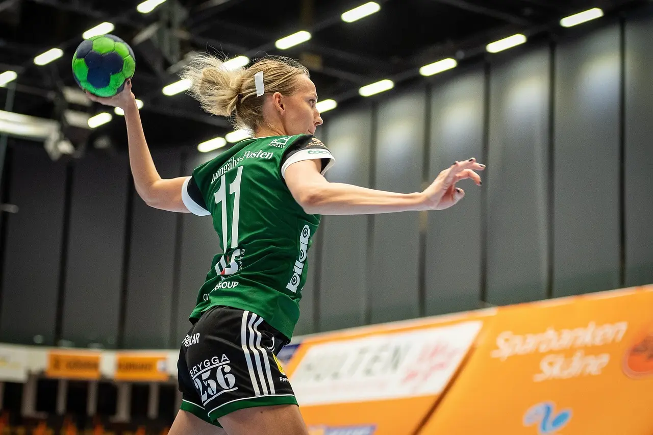 Håndboldspiller i aktion i arena